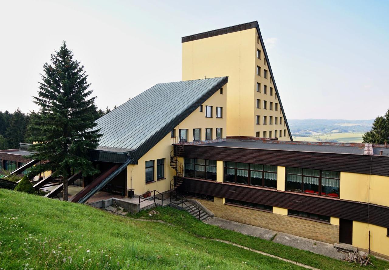 Horsky Hotel Jelenovska S Bazenem V Cene Valasske Klobouky Exterior photo